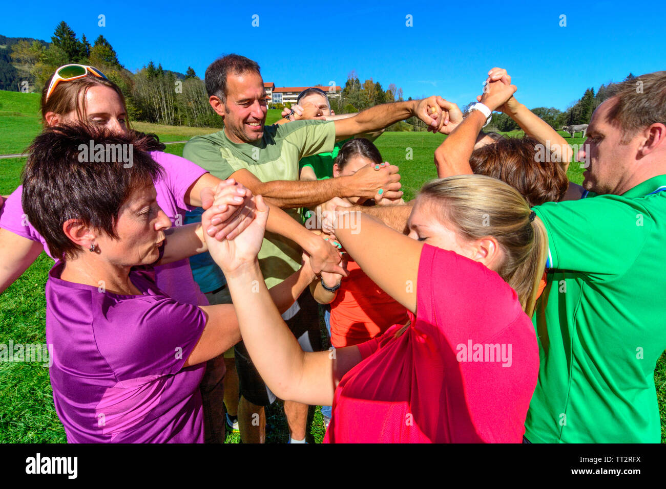 Lustige und knifflige Knoten Spiel während Team Training Stockfoto