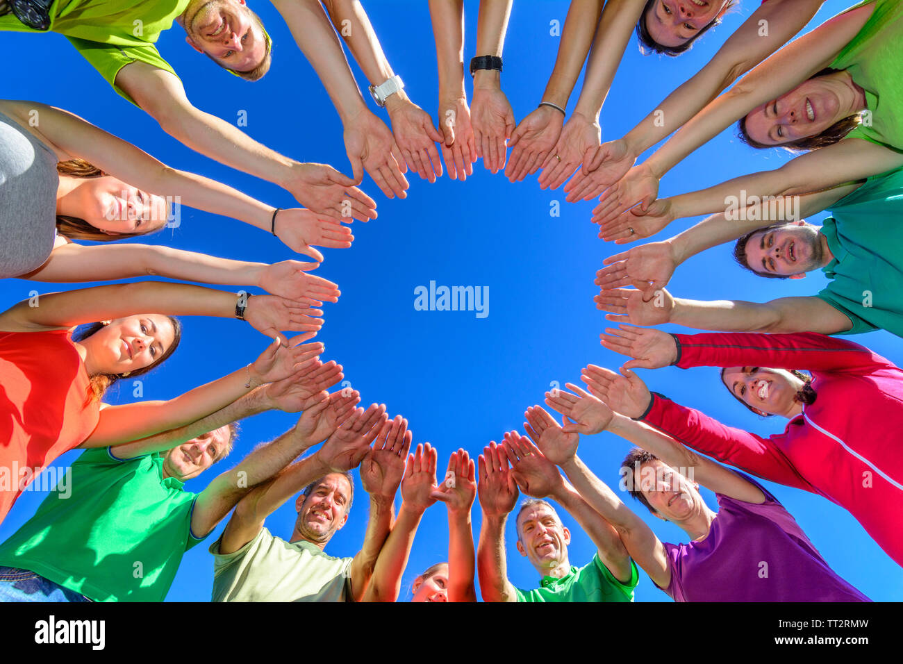 Eine Gruppe von Menschen ihre Verbundenheit demontrating während ein teamtraining in der Natur Stockfoto