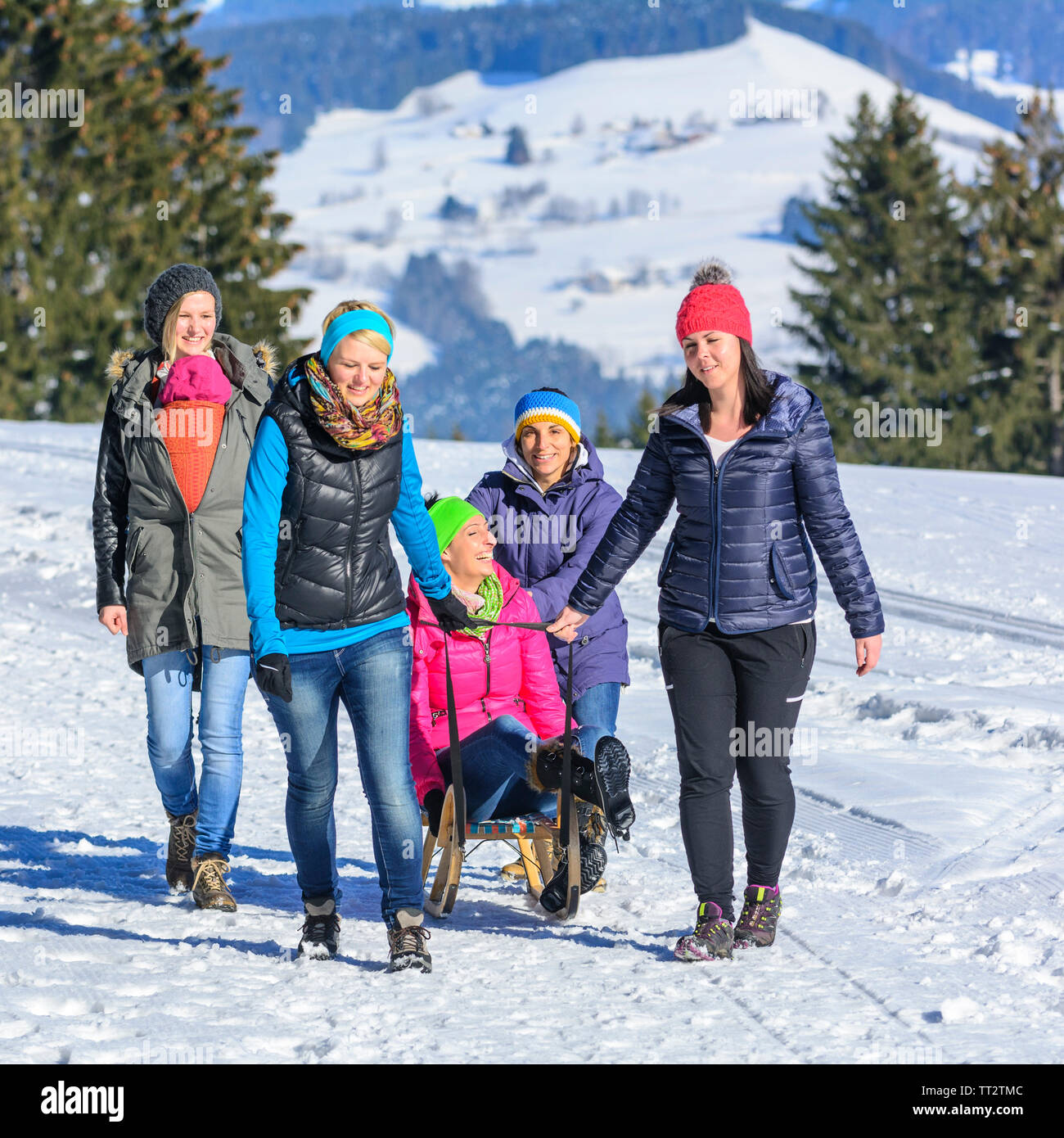 Eine Gruppe von jungen Frauen, die eine winterwalk an einem sonnigen Tag in den österreichischen Alpen Stockfoto