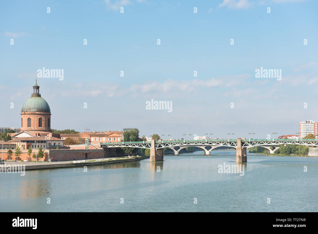 Das Saint Pierre Brücke über den Fluss Garonne und Hospital de La Grave in Toulouse, der Französischen Pink City. Stockfoto