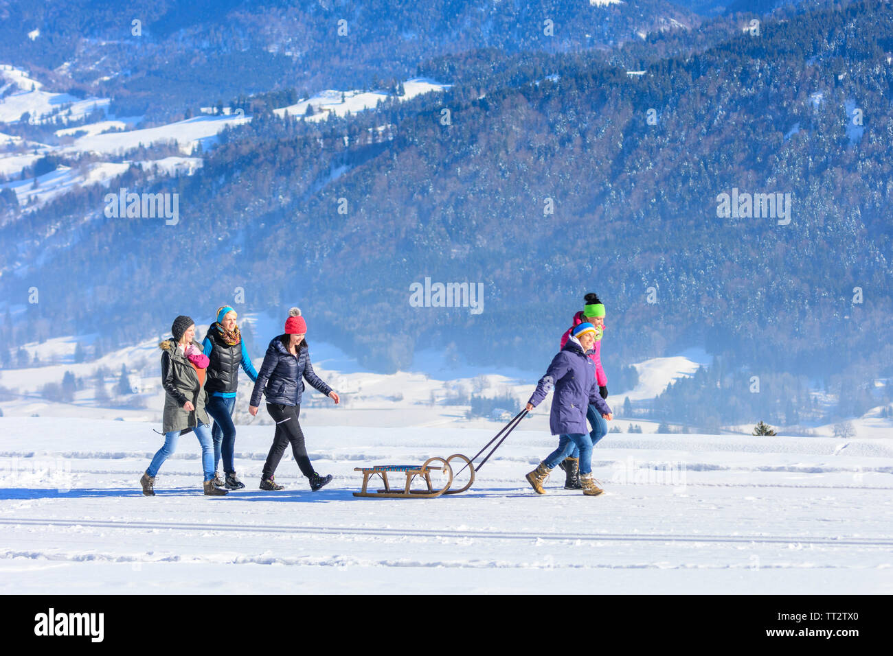 Eine Gruppe von jungen Frauen, die eine winterwalk an einem sonnigen Tag in den österreichischen Alpen Stockfoto