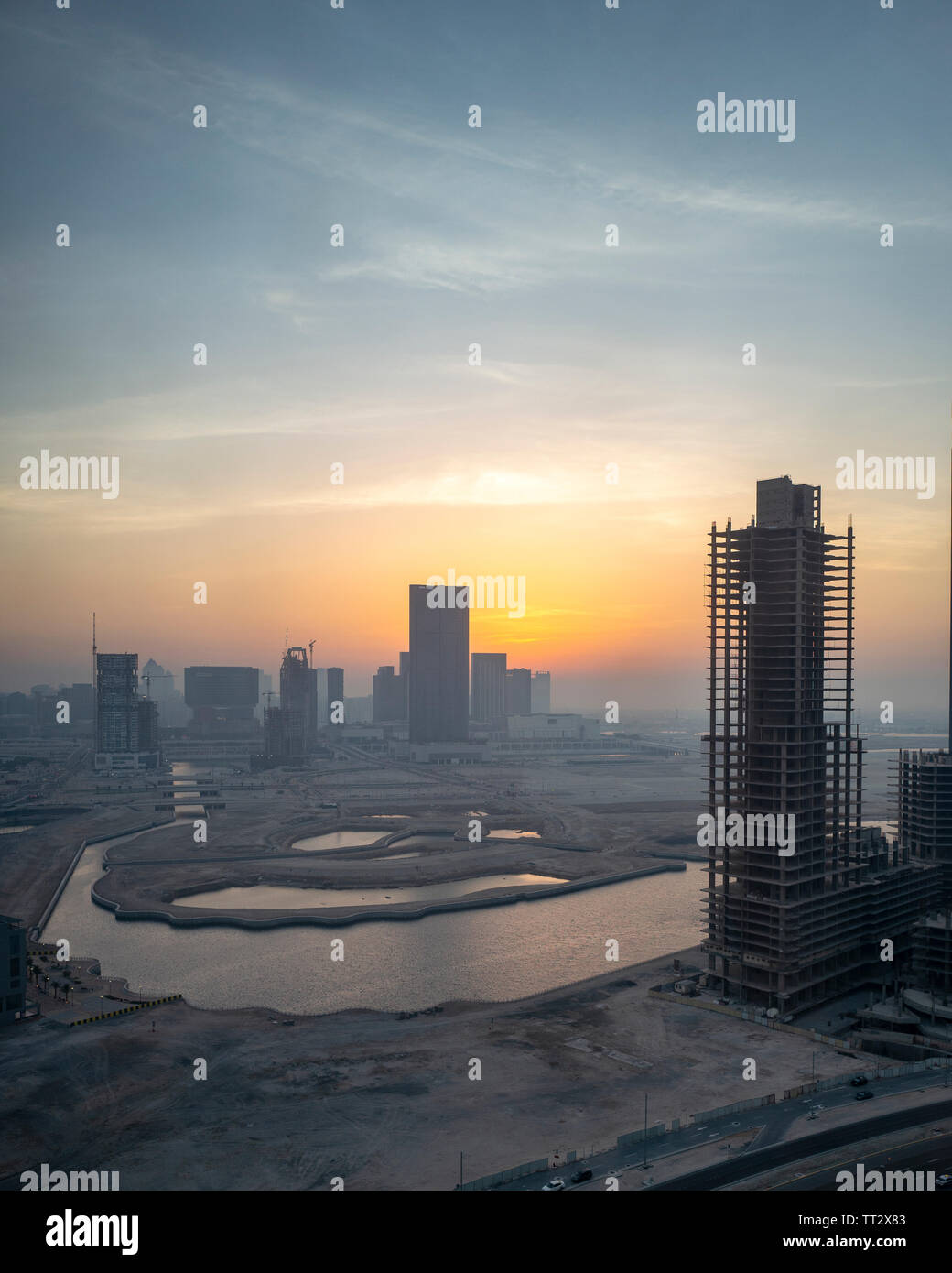 Sonnenuntergang über der Stadt der Lichter von Reem Island in Abu Dhabi, VAE Stockfoto