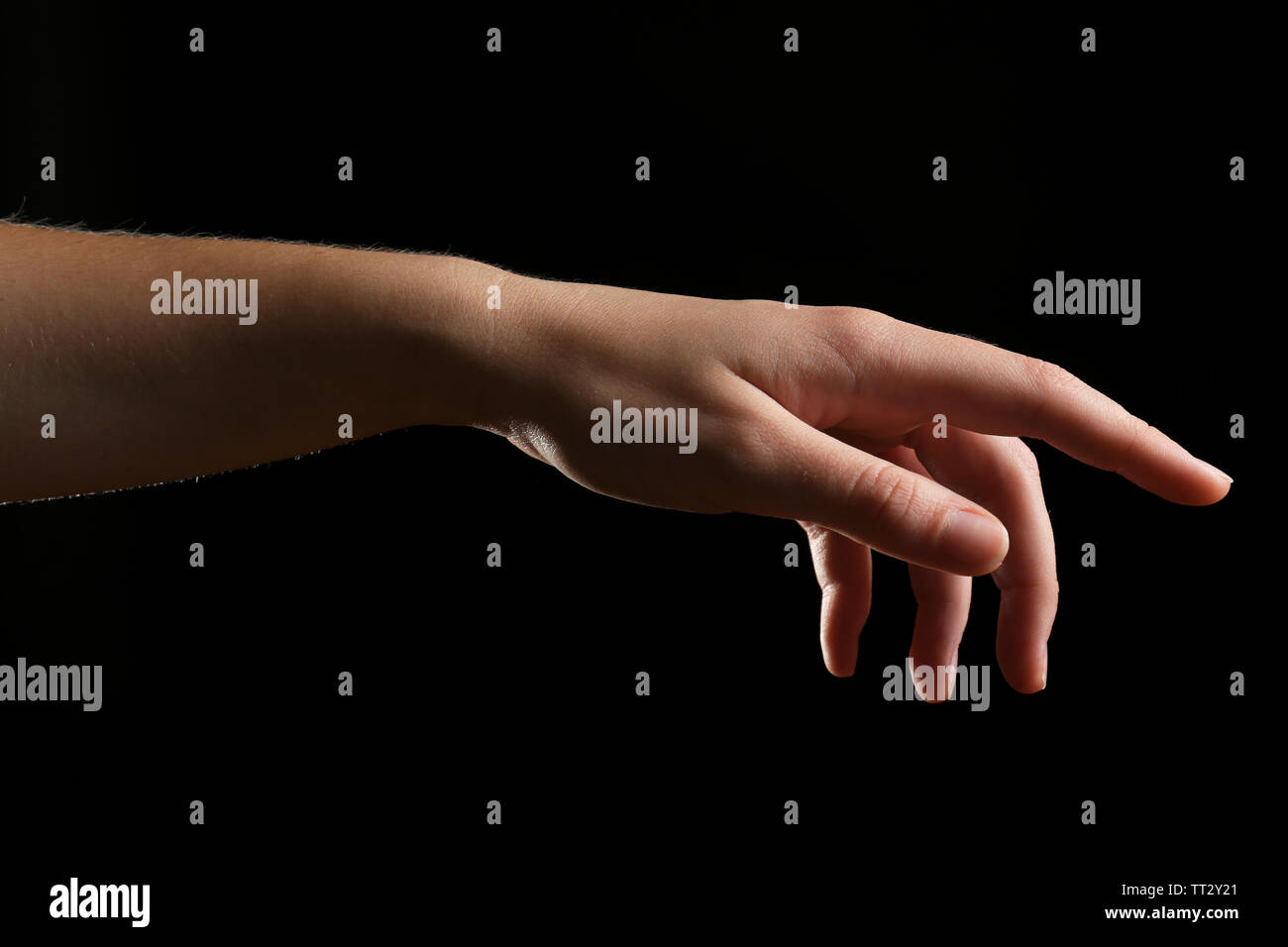 Menschliche Hand auf schwarzem Hintergrund Stockfoto