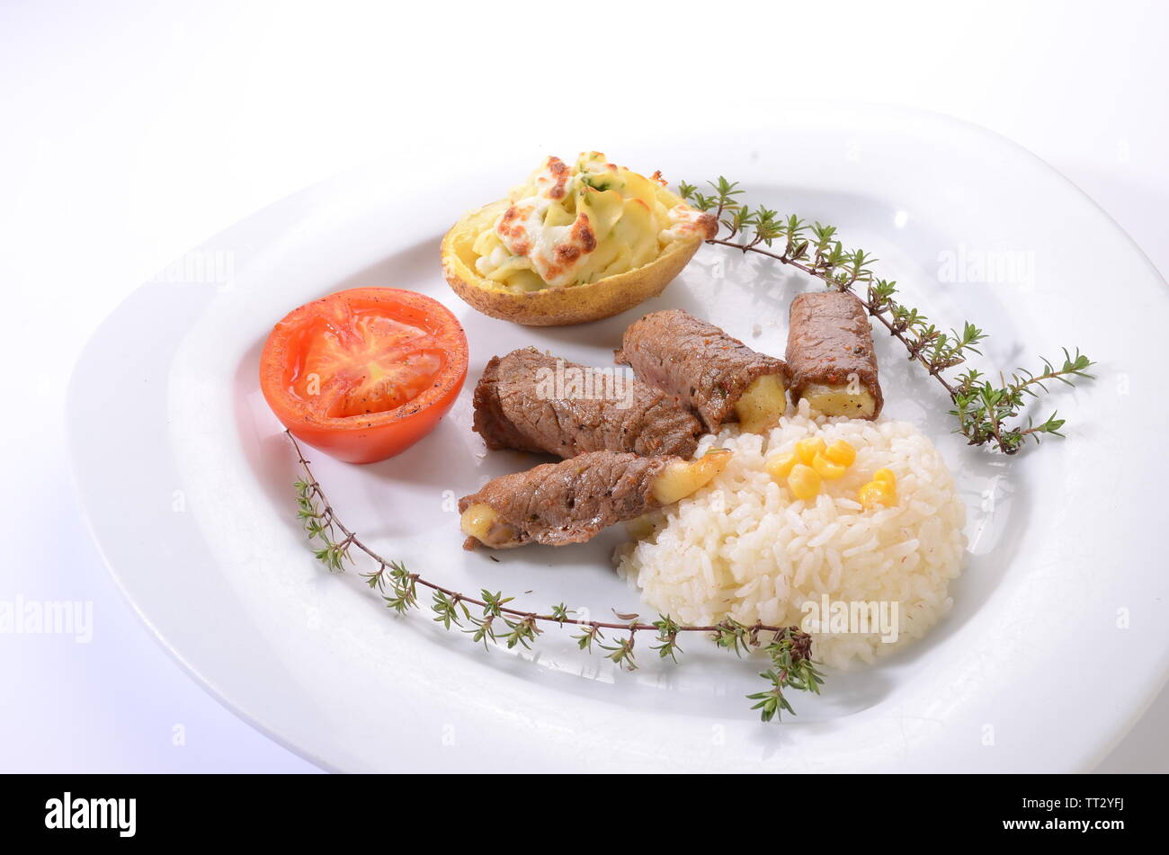 Gerollt Rindfleisch mit Käse gefüllt mit Reis serviert. Stockfoto