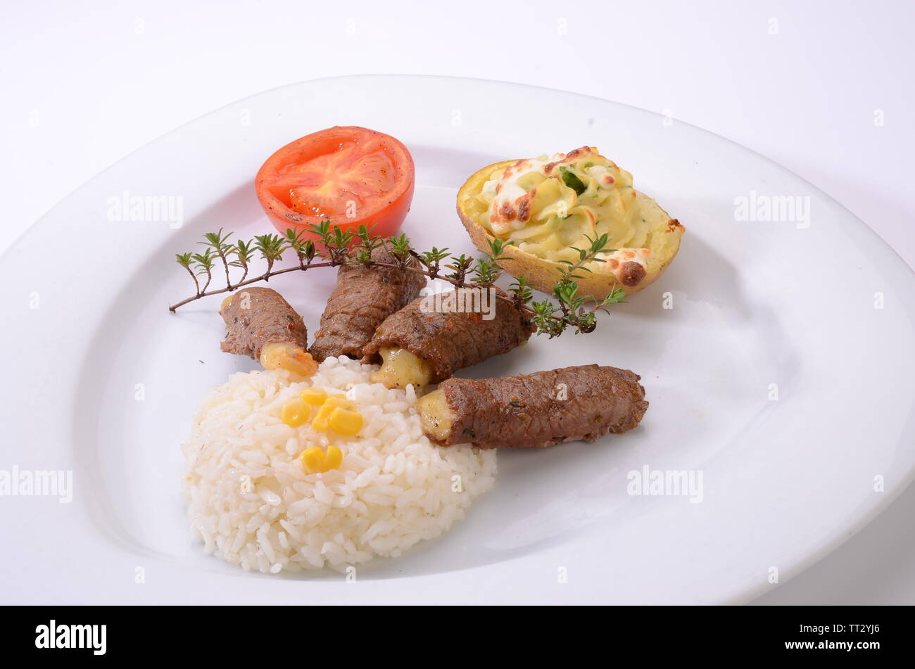 Gerollt Rindfleisch mit Käse gefüllt mit Reis serviert. Stockfoto