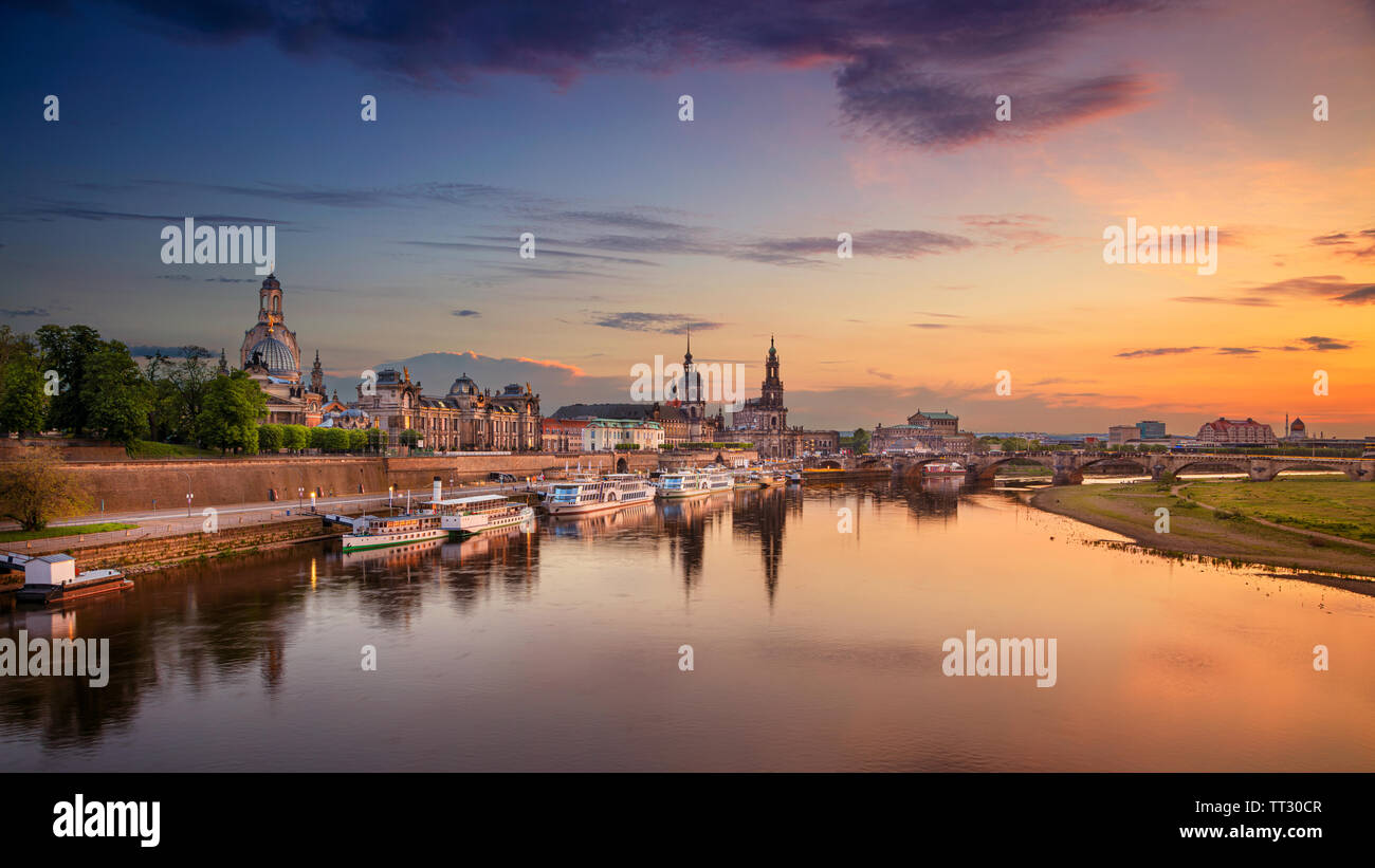 Dresden, Deutschland. Panoramablick auf das Stadtbild Bild von Dresden, Deutschland mit Reflexion der Stadt in der Elbe, während des Sonnenuntergangs. Stockfoto