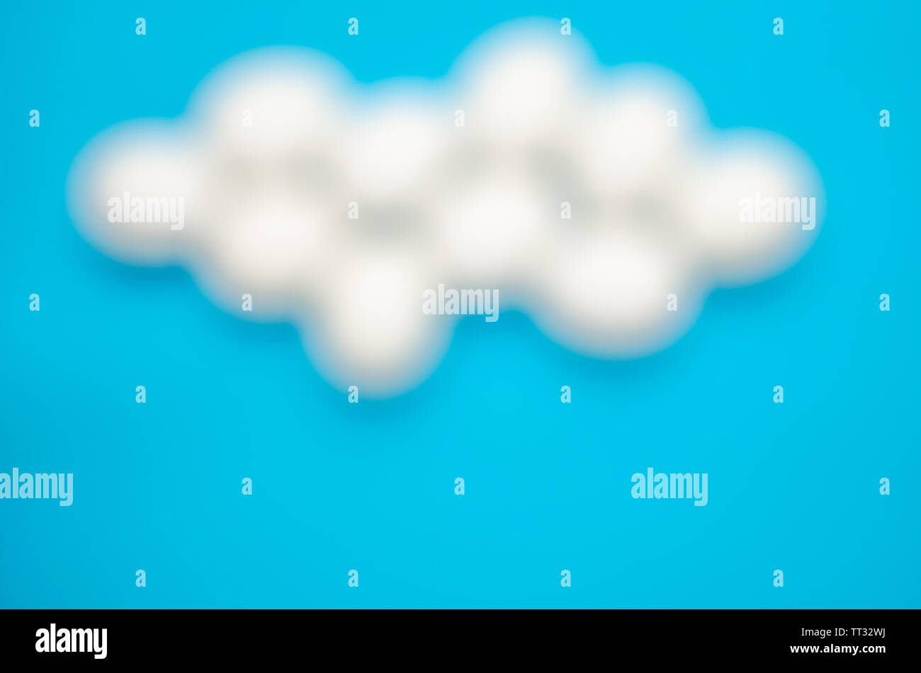 Weißes huhn eier die Form der Wolken am strahlend blauen Hintergrund. Himmel. Stockfoto