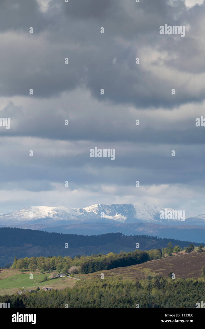 Ein Blick in Richtung Lochnagar im Cairngorms Nationalpark, mit einer leichten Schneedecke an einem Frühlingstag Stockfoto