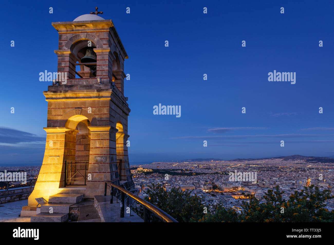 Glockenturm aus dem 19. Jahrhundert Kapelle von St. George auf dem Gipfel des Lycabettus Hügel in Athen, Griechenland. Stockfoto