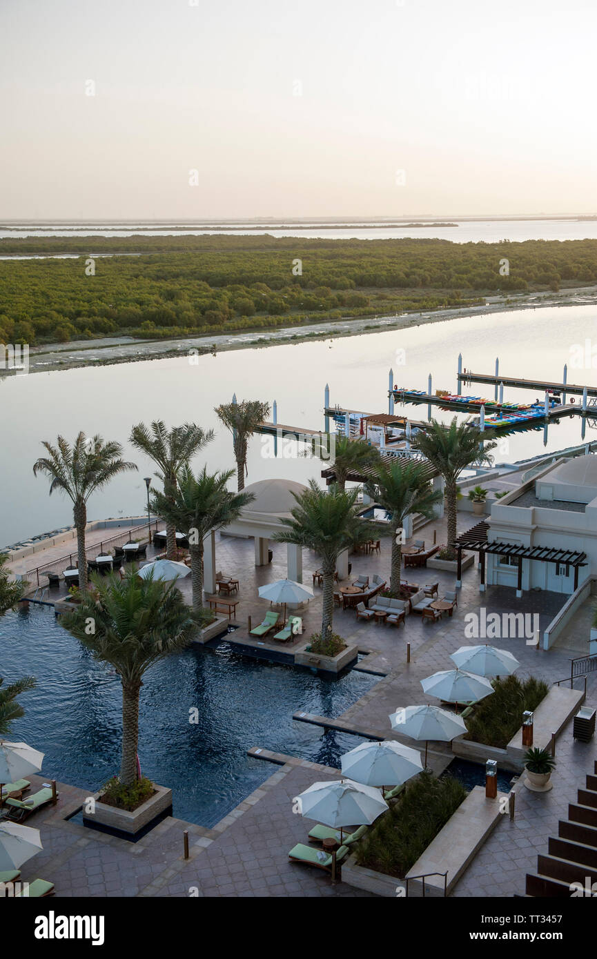 Blick über die Poollandschaft des Anantara und der östlichen Mangroven Blick über die Poollandschaft des Anantara östlichen Mangroven mit Blick auf Abu Dhabi von Ea. Stockfoto