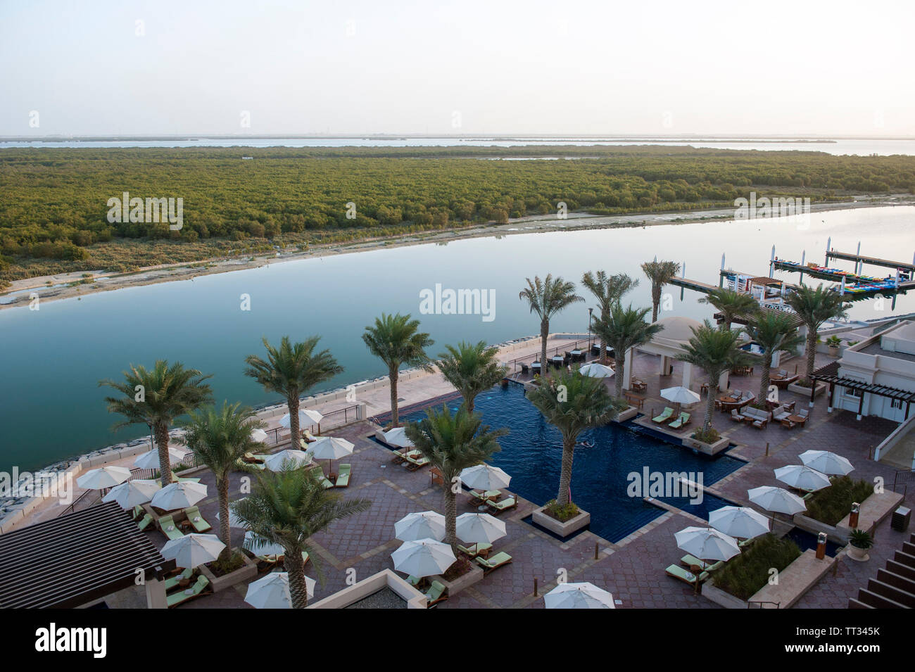 Blick über die Poollandschaft des Anantara östlichen Mangroven Blick über die Poollandschaft des Anantara östlichen Mangroven mit Blick auf Abu Dhabi die Östlichen Ma Stockfoto