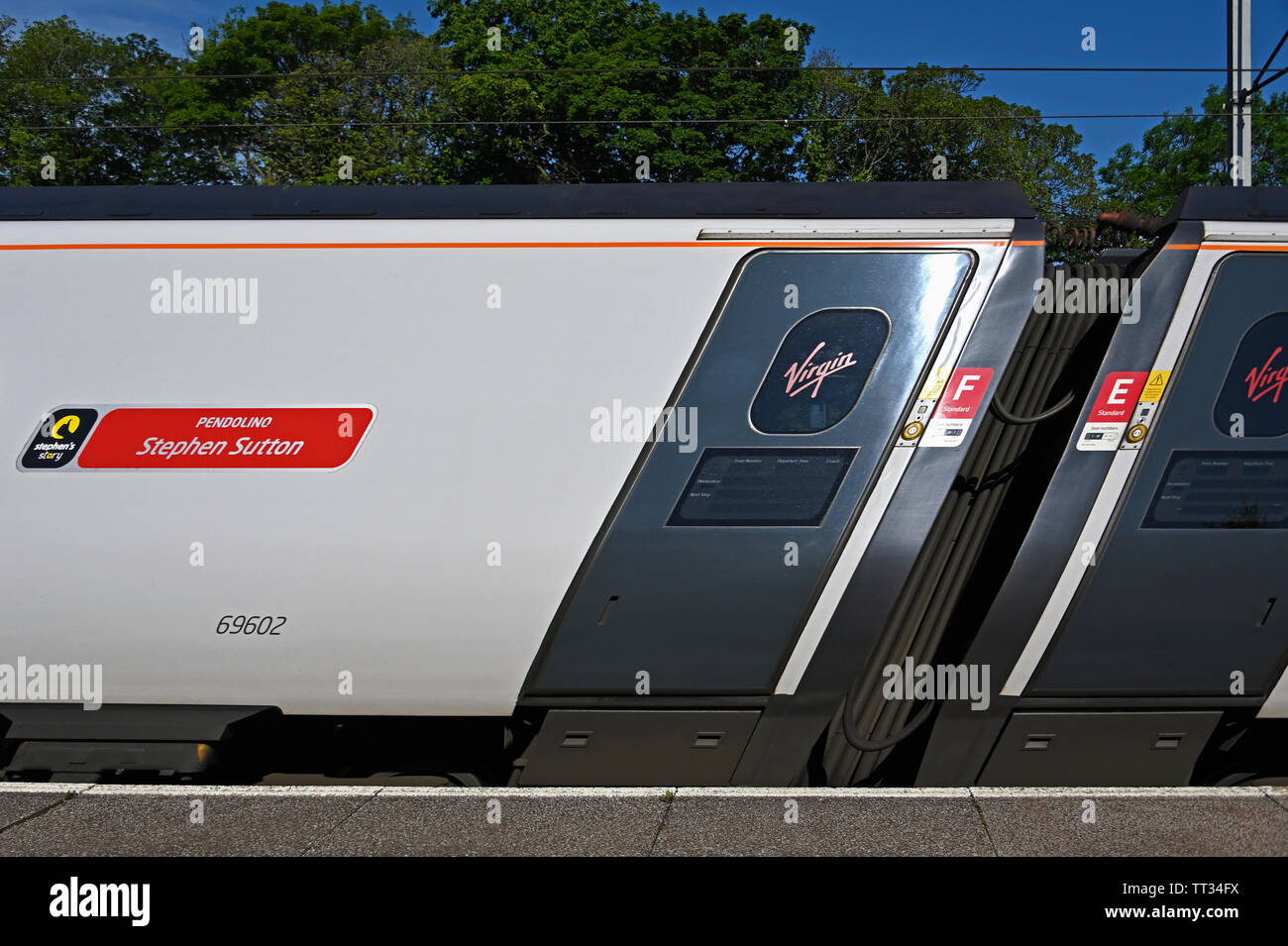 Virgin Trains Class 390 Pendolino 69602 Der Tephen Sutton, Oxenholme Station, Cumbria, England, Vereinigtes Königreich, Europa stehen. Stockfoto