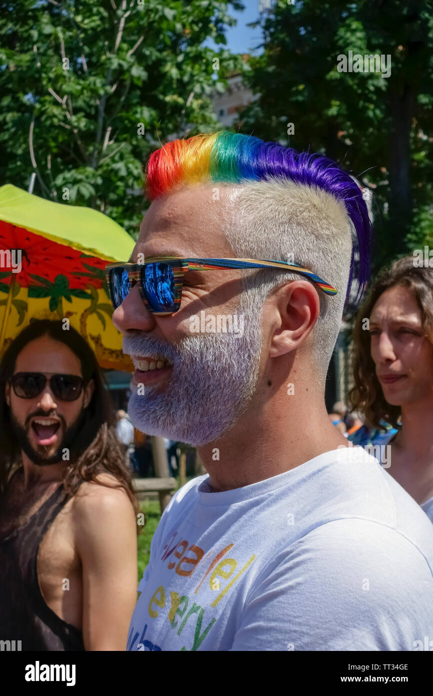 Gay jungen Mann mit regenbogenfarbenen Haares am Gay Pride Parade. Gay Schwule gleiche Menschenrechte. LGBT-Gemeinschaft. Triest Friaul Julisch Venetien Italien, Europa Stockfoto