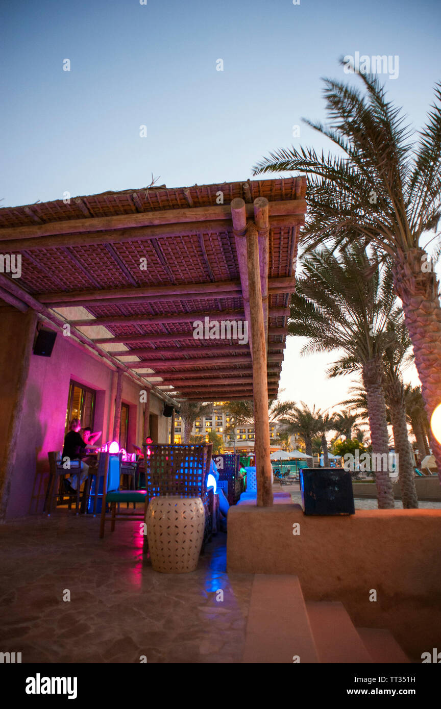 Die Turquoiz Bar im St. Regis Saadiyat Island Abu Dhabi, Vereinigte Arabische Emirate. Stockfoto