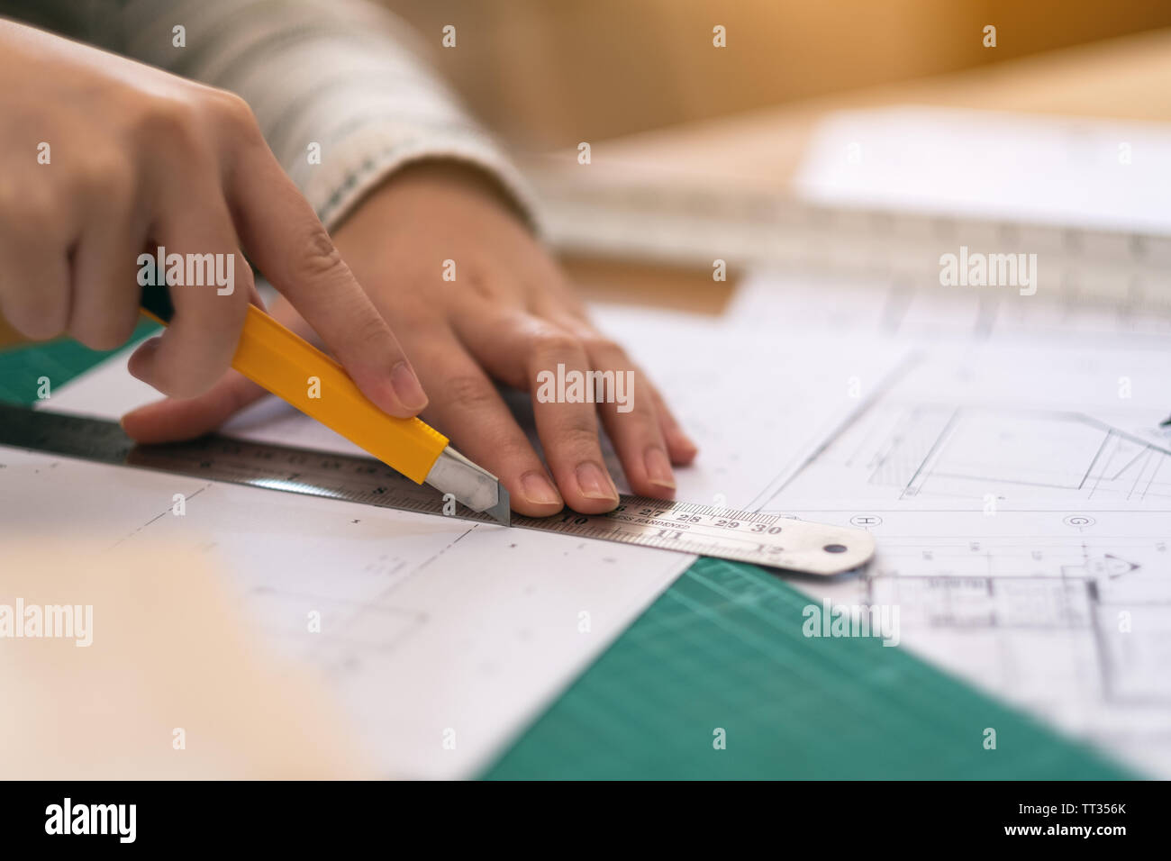 Ein Architekt arbeitet und die Papiere im Büro Stockfoto