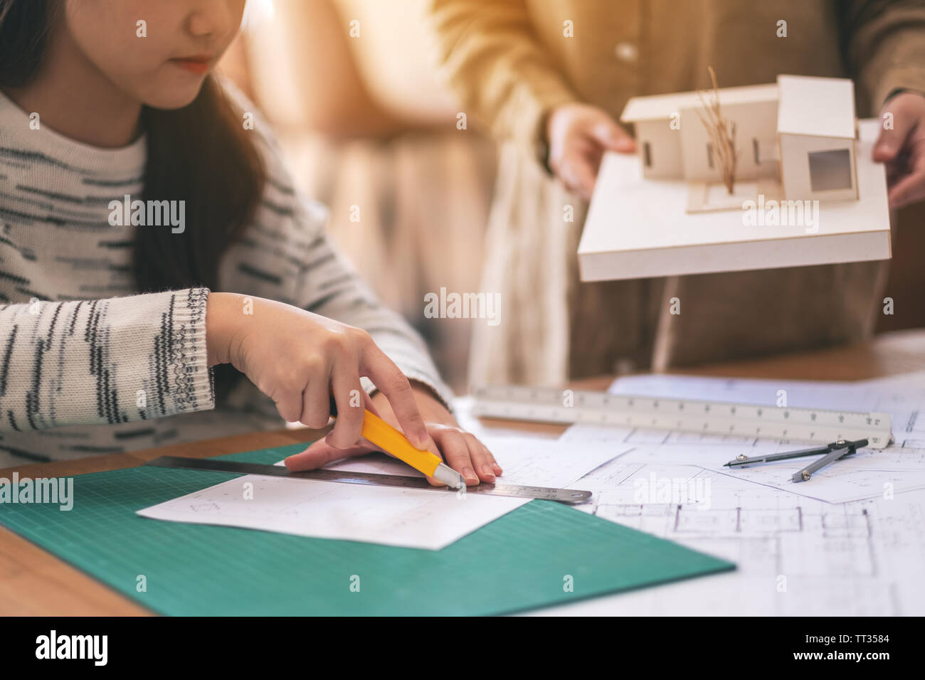 Ein Architekt arbeitet und die Papiere im Büro Stockfoto