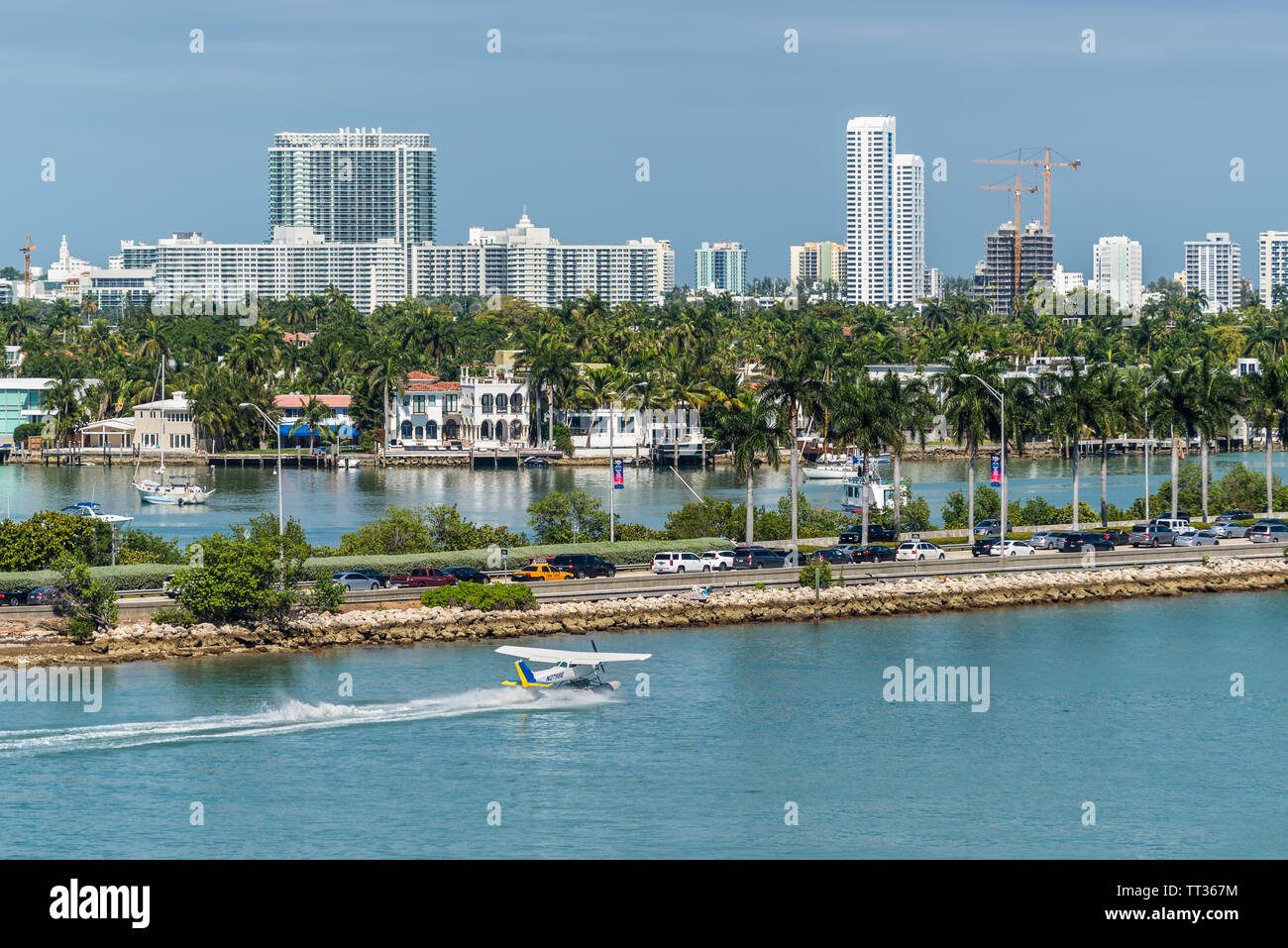 Miami, FL, Vereinigte Staaten - 20 April, 2019: Blick auf den MacArthur Causeway und venezianischen Inseln an der Biscayne Bay in Miami, Florida, United States von Americ Stockfoto