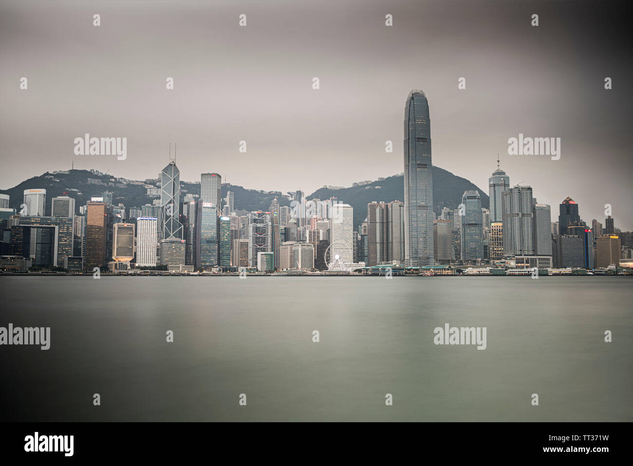 Skyline von Hongkong im Victoria Hafen. China, Asien. Stockfoto