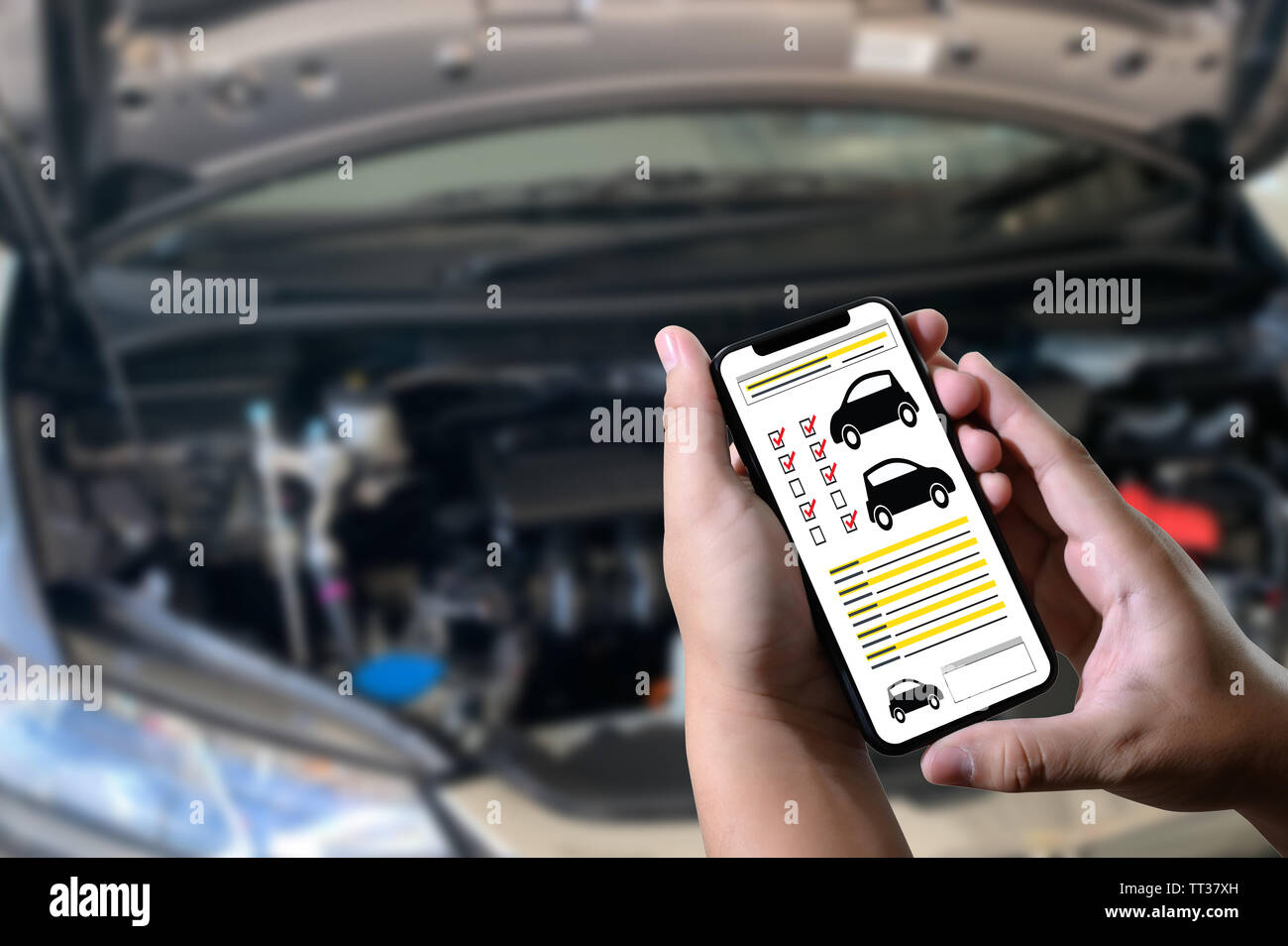 Auto Service Holding die Checkliste während Automechaniker zur Festsetzung der neuen auto motor Der leistungsstarke Motor eines Autos Stockfoto