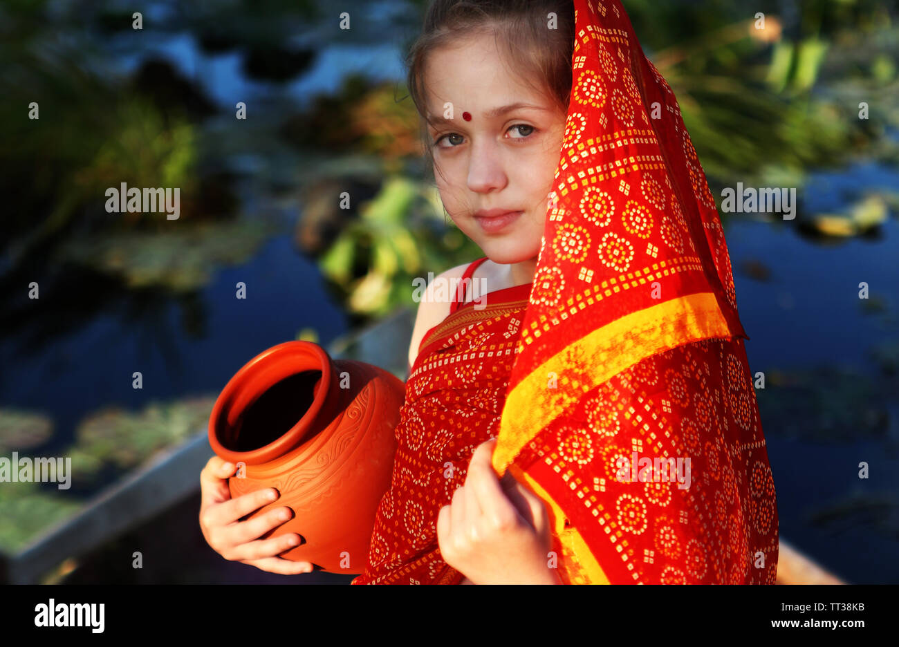 Indische Mädchen in zerbrechlichen Boot Stockfoto