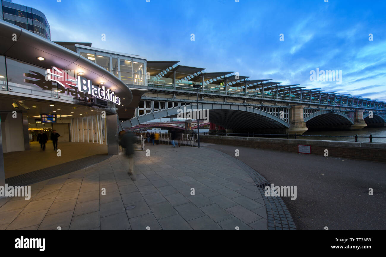 Eingang zu London Blackfriars Railway Station, die die innovative Solare Brücke, City of London, England. Stockfoto