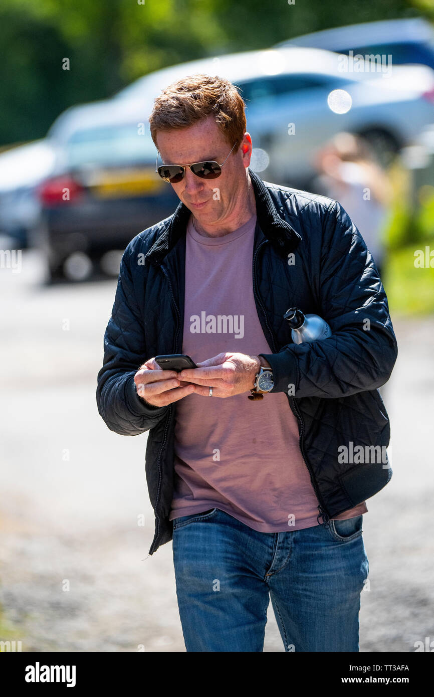 Schauspieler Damian Lewis kommt am Set während der Dreharbeiten von "Dream Horse" in der Stadt Blaenavon in Südwales. Stockfoto