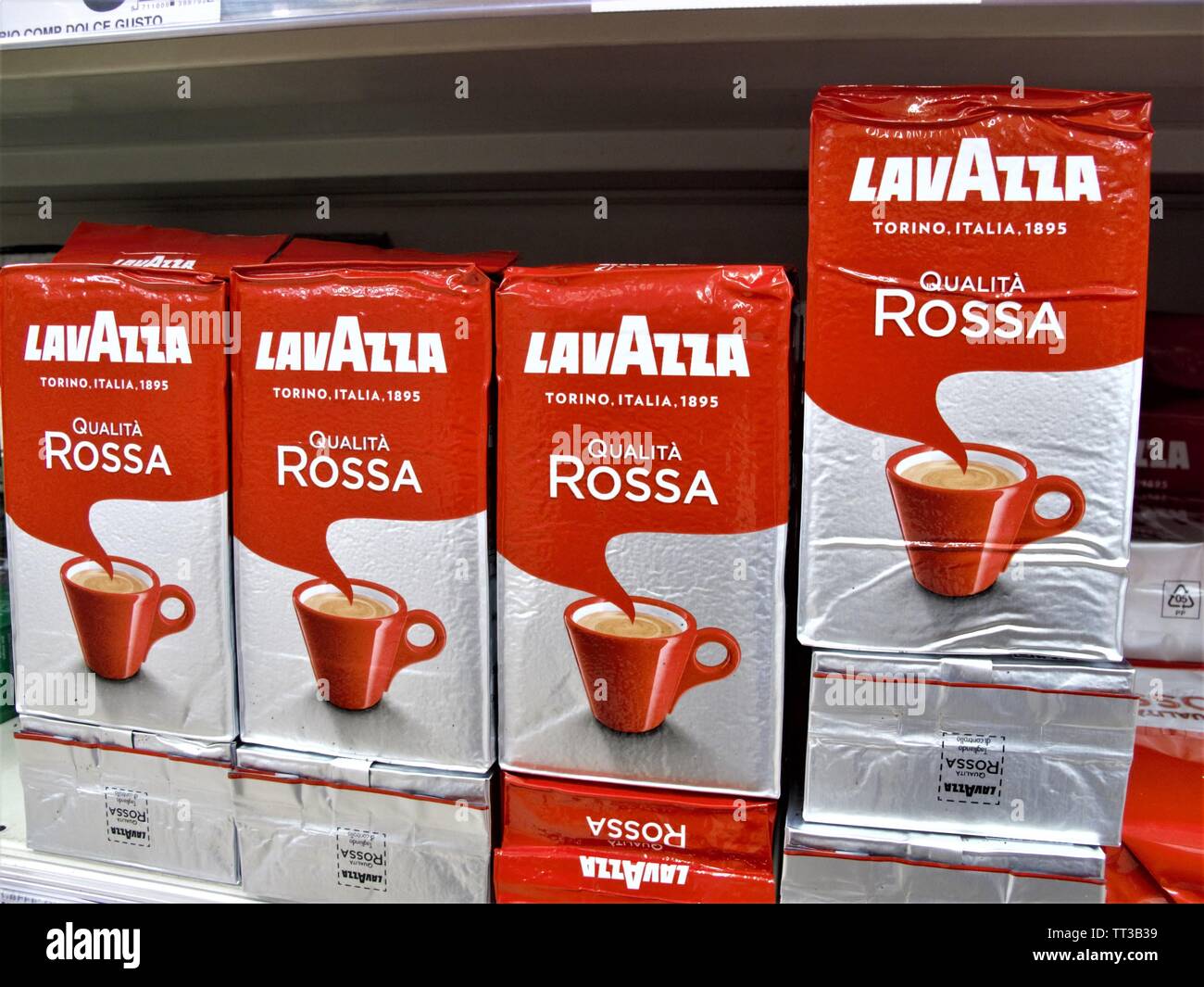 Schachteln von Lavazza Kaffee an der Auchan Supermarkt in Rom Stockfoto