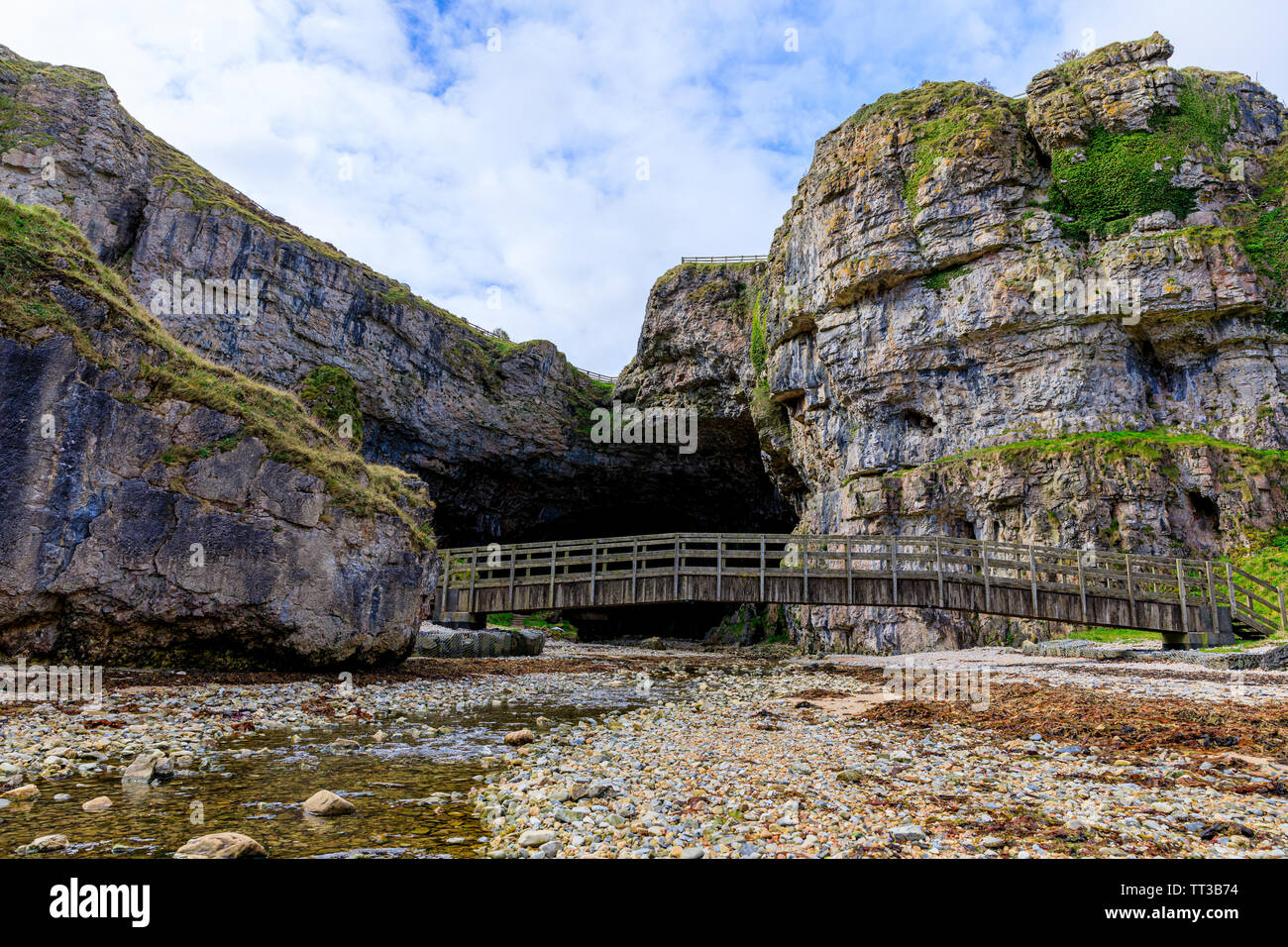 Der Eingang und die Brücke über den Stream von smoo Cave. Smoo Cave ist eine kombinierte Küsten- und Binnengewässern Höhle in Durness, Sutherland, Schottland, UK Stockfoto