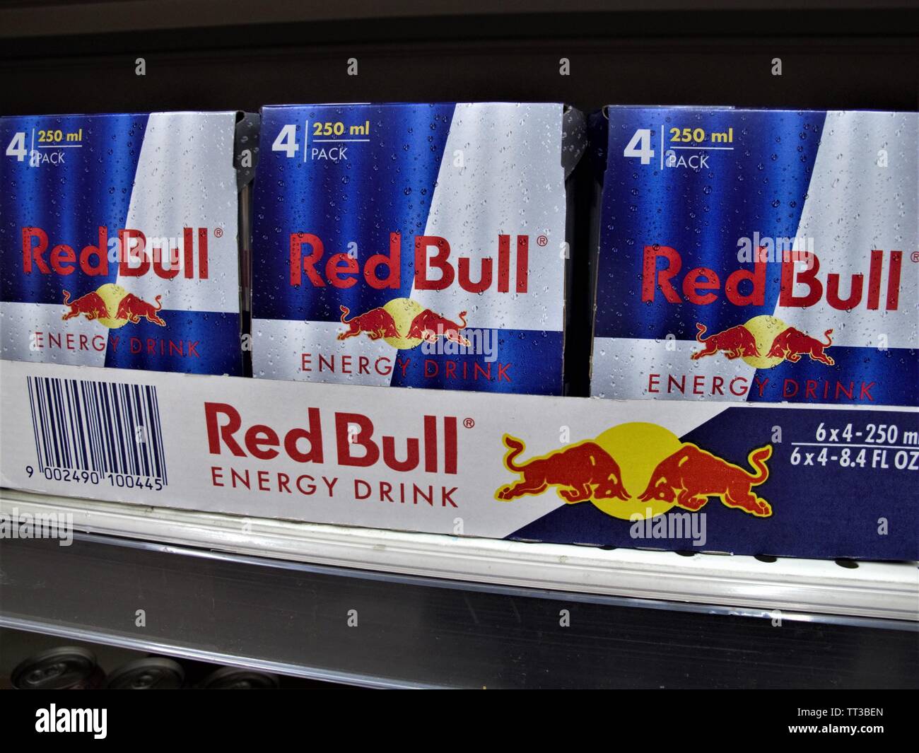 Blechdosen von Red Bull Energy Drink an der Auchan Supermarkt in Rom Stockfoto