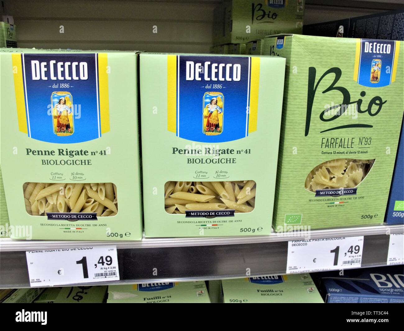 Schachteln von organischen Pasta von De Cecco am Auchan Supermarkt in Rom Stockfoto