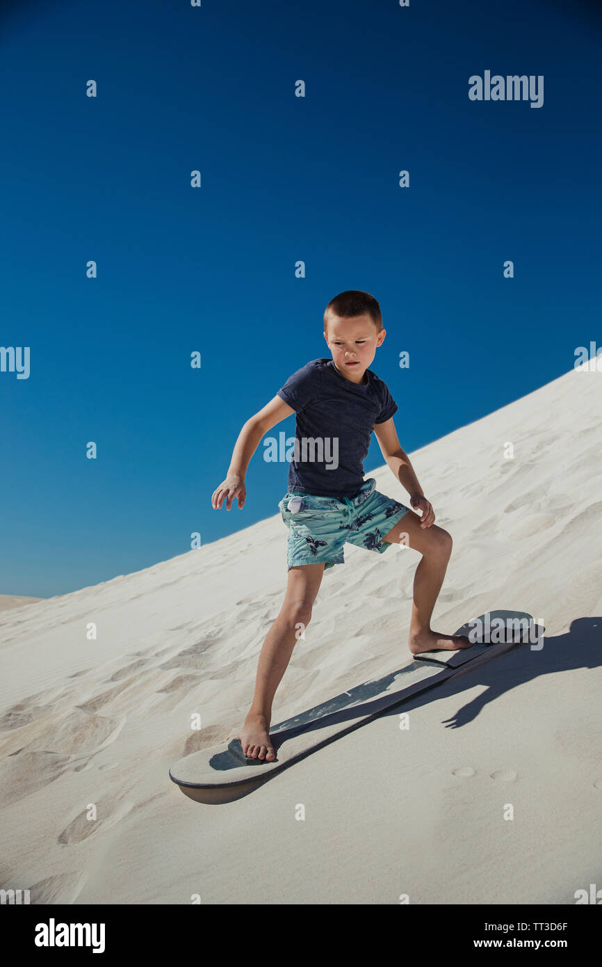 Little boy Sand unten Einsteigen eine Sanddüne im Urlaub in Perth, Australien. Stockfoto