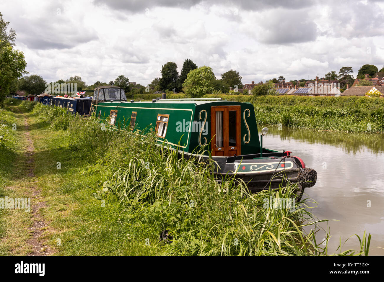 Kanalboote, die am Kennet und Avon Kanal in Great Bedwyn, Wiltshire, England, Großbritannien, festgemacht sind Stockfoto