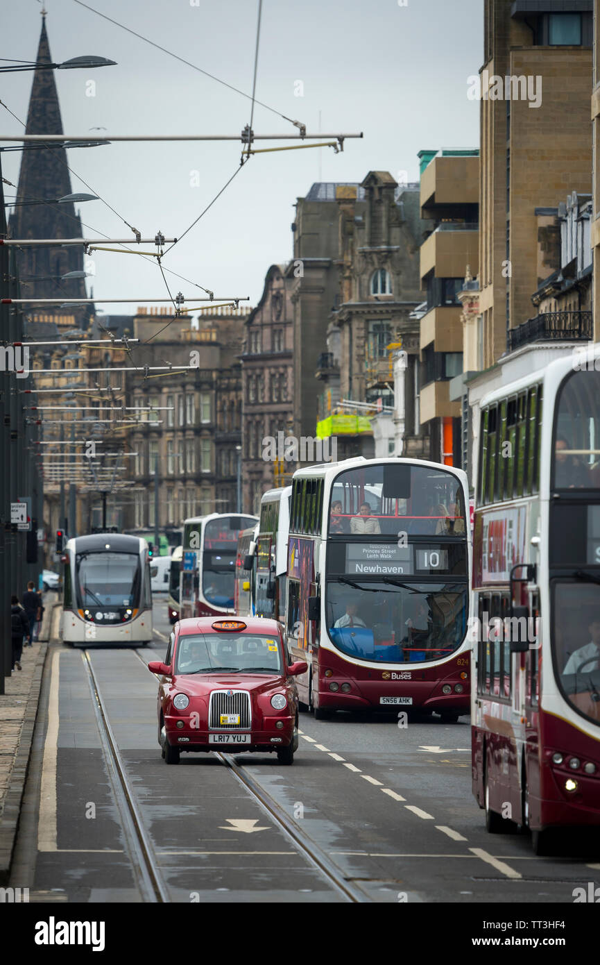 Lothian Busse und ein Taxi in die Innenstadt von Edinburgh, Schottland. Stockfoto