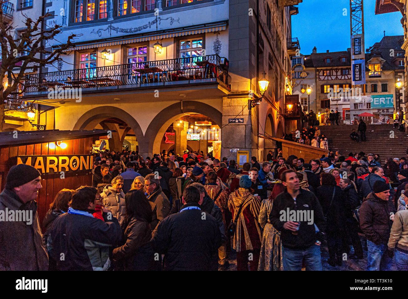 Nach einem Abend zeigen Menschen mit einander außerhalb einer Kneipe im Februar Winter twilight interagieren. Stockfoto