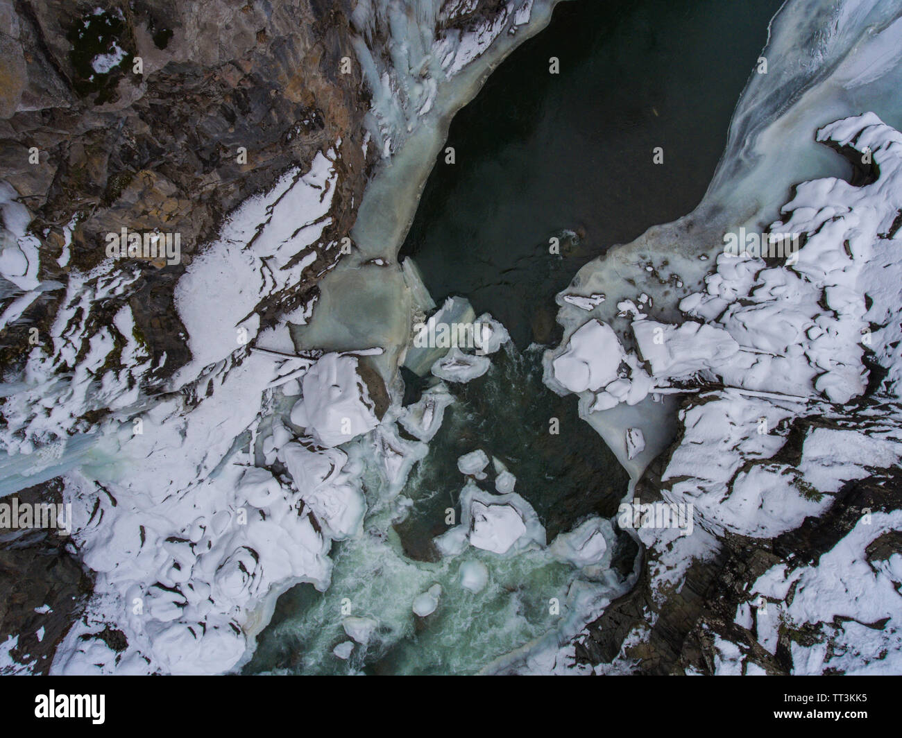 Drone Foto. Winterlandschaft. Fluss in Granit Canyon fließt. Stockfoto