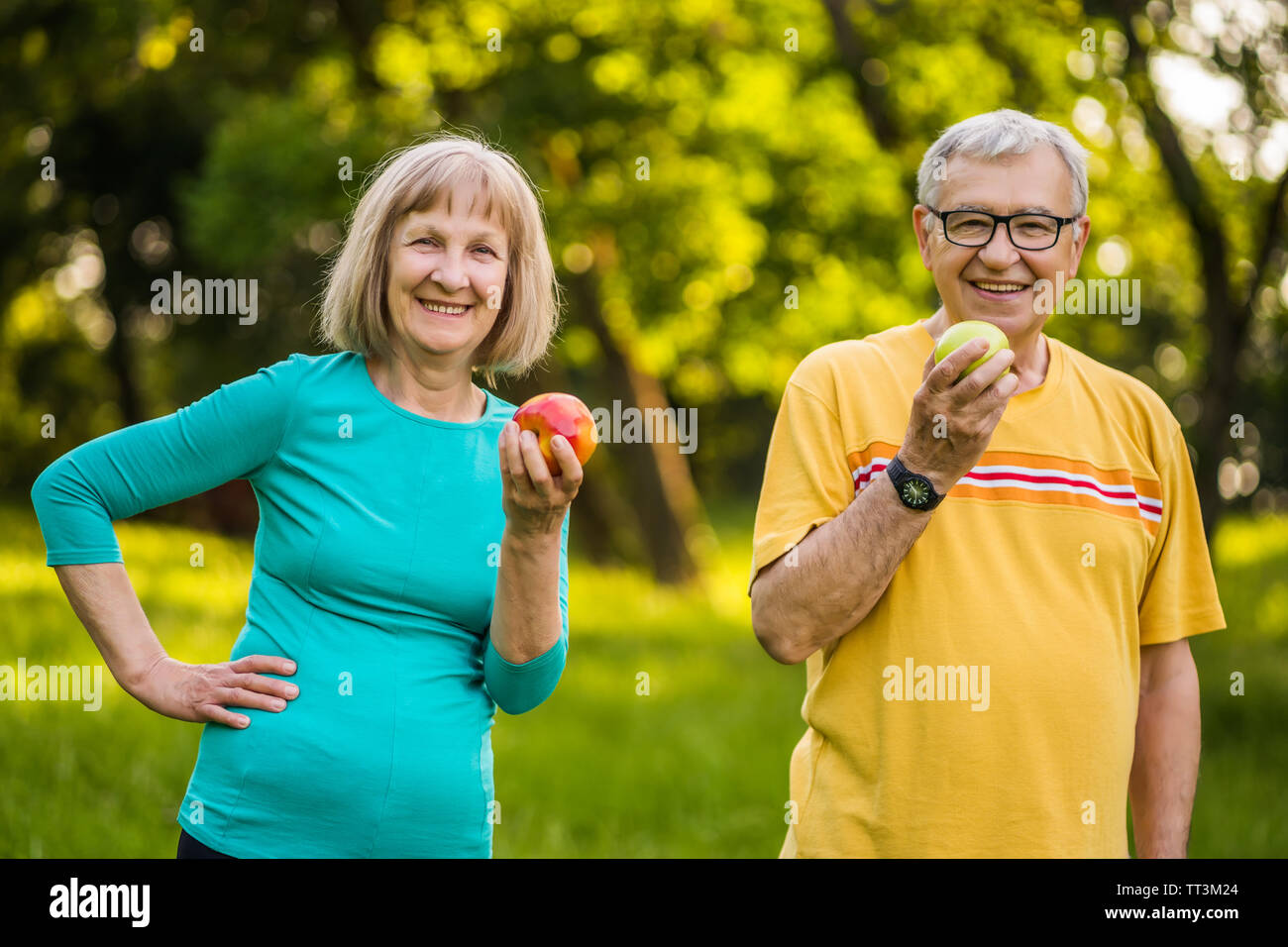 Gerne älteres Paar Äpfel trainieren in Park. Stockfoto