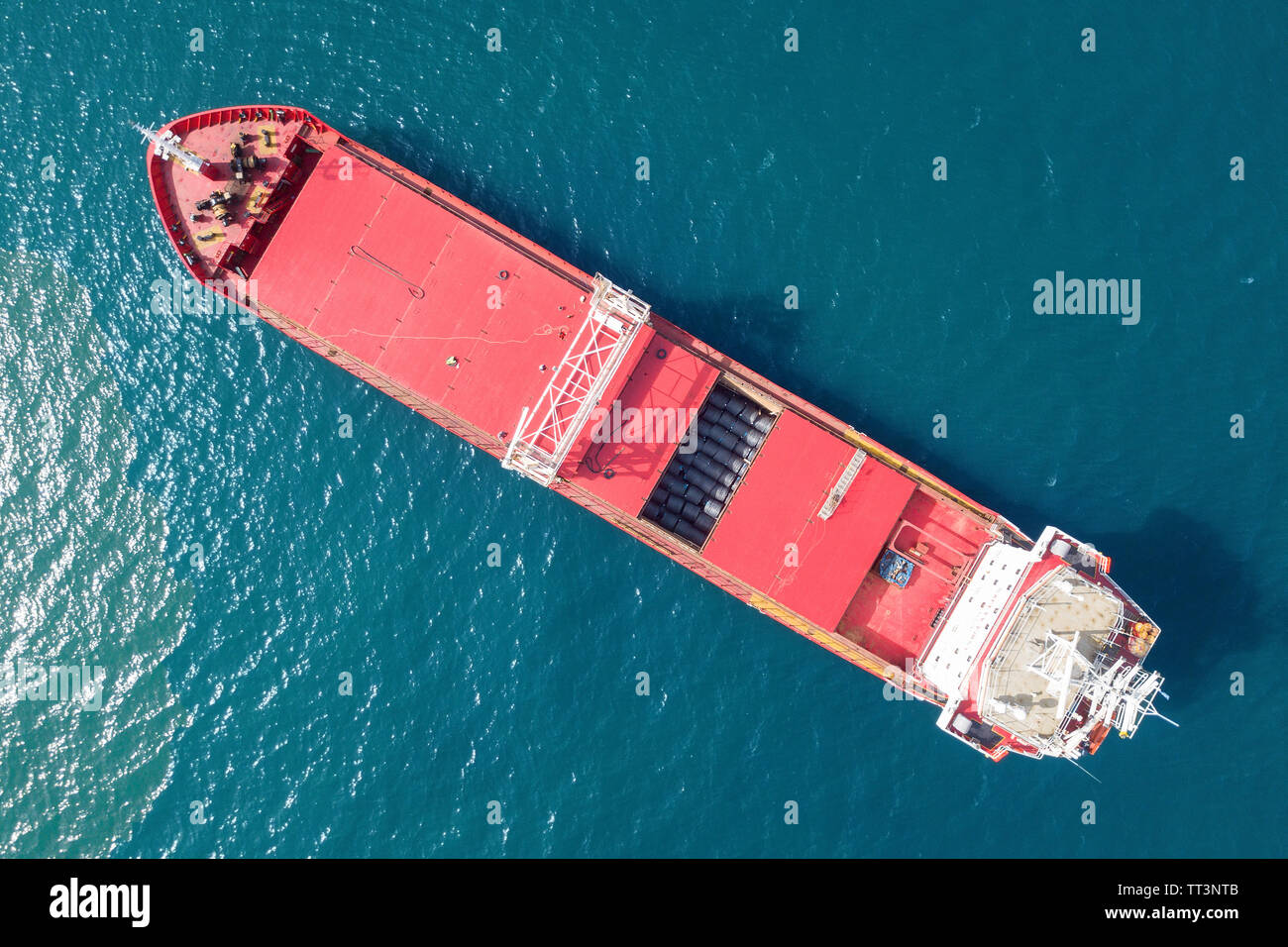 Rote General Cargo Schiff auf dem Meer - Luftbild Stockfoto