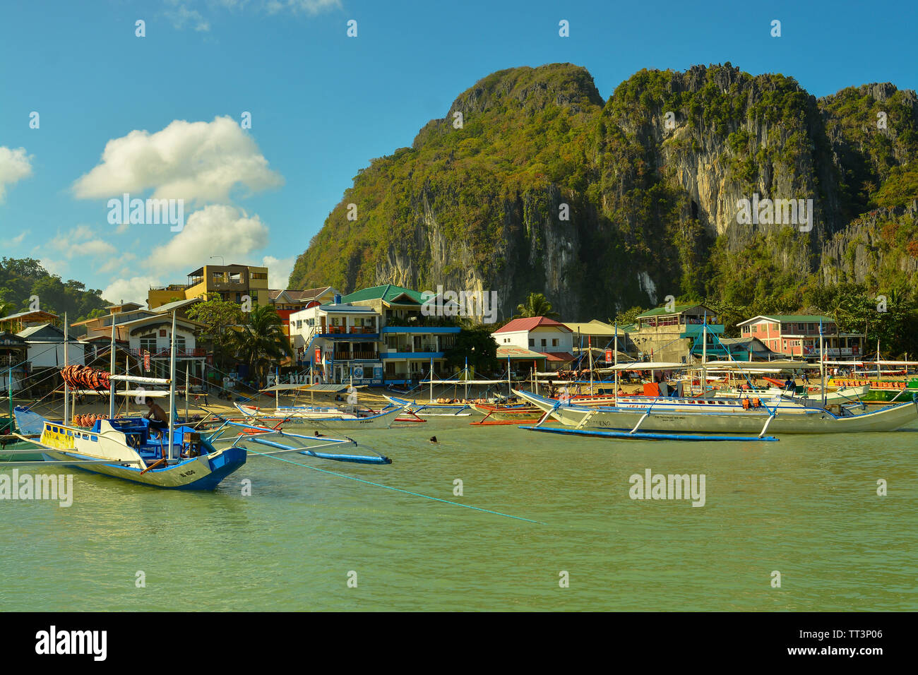 El Nido, Philippinen, 25., Februar, 2016. Schiffe sind am Ufer angedockt. El Nido ist eine Stadtgemeinde in der Provinz Palawan, Philippinen Stockfoto