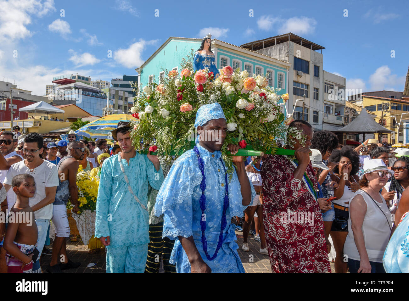 Salvador, Brasilien - 2. Februar 2019: Menschen, die während der Feier der Yemanja in Salvador Bahia in Brasilien Stockfoto