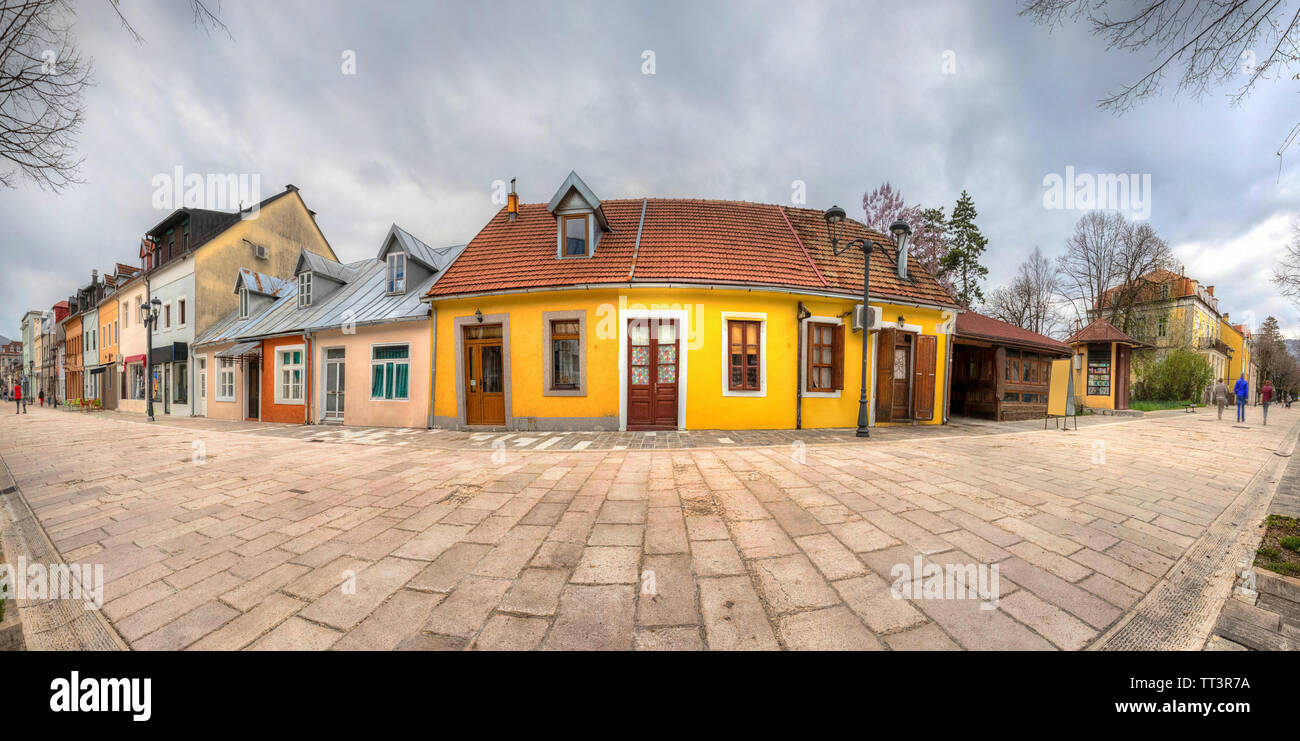 Panorama der Njegoseva Straße in der Altstadt von Cetinje mit kleinen bunten Häusern, Montenegro (HDR-Bild) Stockfoto