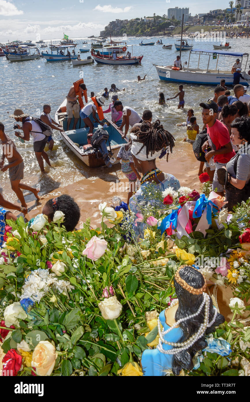 Salvador, Brasilien - 2. Februar 2019: Menschen, die während der Feier der Yemanja in Salvador Bahia in Brasilien Stockfoto