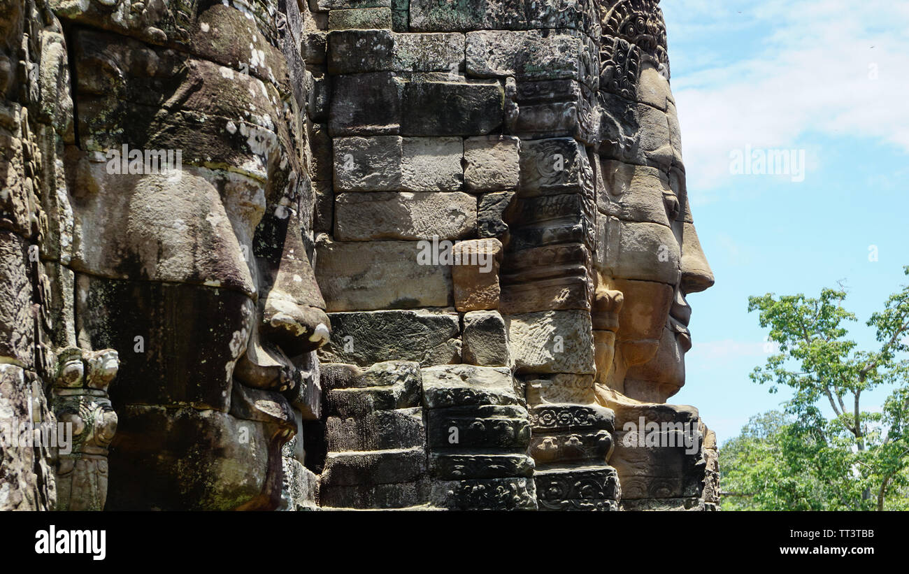 Ein beeindruckender Shot der zerstörten alten Gesichter überlappen an die Türme des Bayon Tempel, bei der letzten Hauptstadt des Khmer-reiches entfernt - Angkor Stockfoto