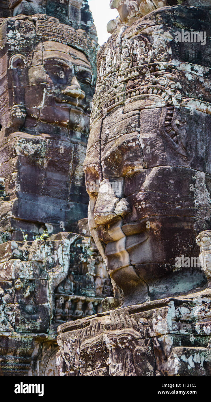 Ein beeindruckender Shot der zerstörten alten Gesichter überlappen an die Türme des Bayon Tempel, bei der letzten Hauptstadt des Khmer-reiches entfernt - Angkor Stockfoto
