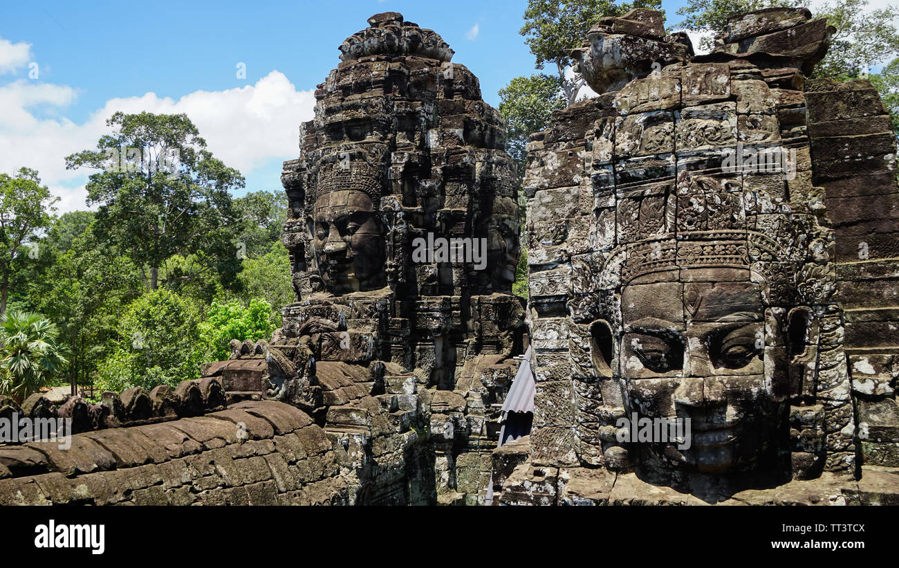 Ein beeindruckender Shot der zerstörten alten Gesichter an der Türme des Bayon Tempel, bei der letzten Hauptstadt des Khmer-reiches entfernt - Angkor Thom. (Angk Stockfoto