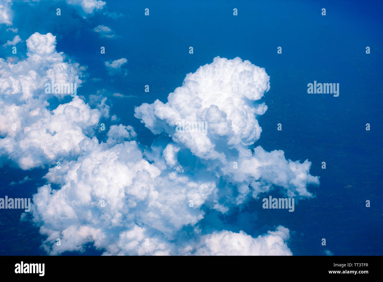 Sehen durch Flugzeug Fenster und siehe Übersicht Stadt. Wolken im Himmel und Stadtansichten obwohl Flugzeug Fenster. Stockfoto