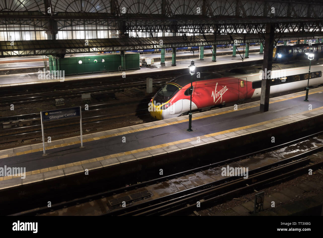 Jungfrau Bahn im Hauptbahnhof von Glasgow, Schottland warten nach Süden, nach England zu Kopf Stockfoto