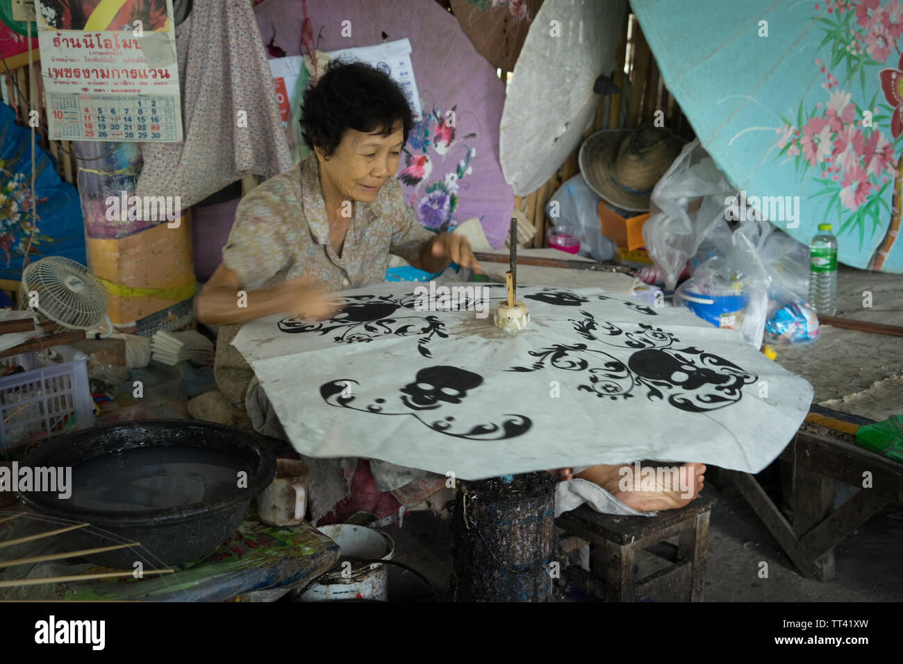 Chiang Mai, Thailand. Oktober 6, 2015. Handgefertigte Schirme sind in Bo Sang Craft Village gemacht. Stockfoto