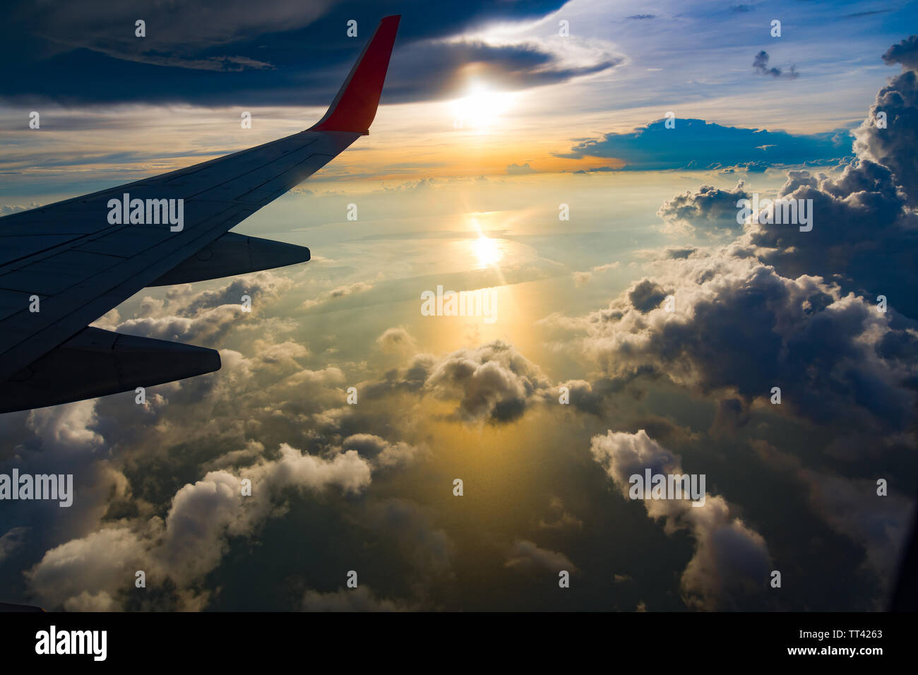 Schönen Sonnenuntergang Himmel Wolken sehen durch das Flugzeug Fenster. Stockfoto