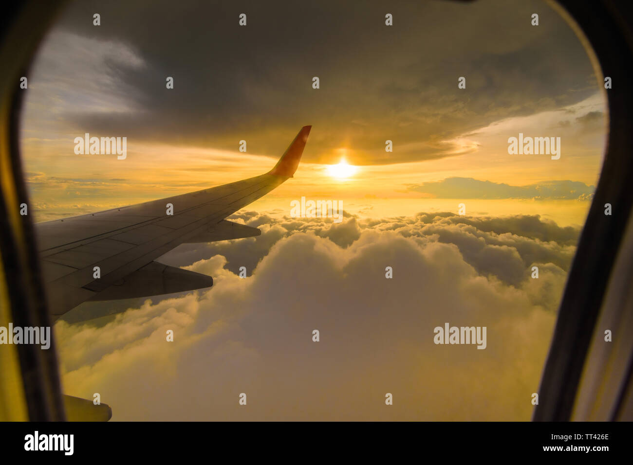 Schönen Sonnenuntergang Himmel Wolken sehen durch das Flugzeug Fenster. Stockfoto