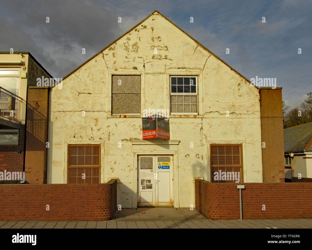 Der Drill Hall am östlichen Ende von Sidmouth Esplanade. Ein Gebäude, das sich verschlechternde für viele Jahre gewesen ist. Stockfoto